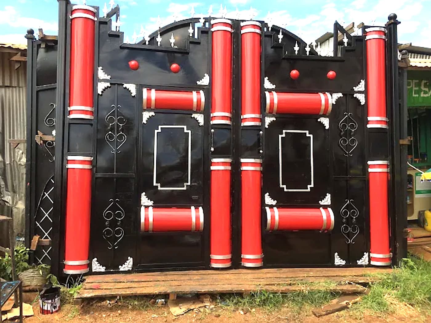 Black & Red Column Compound Gate