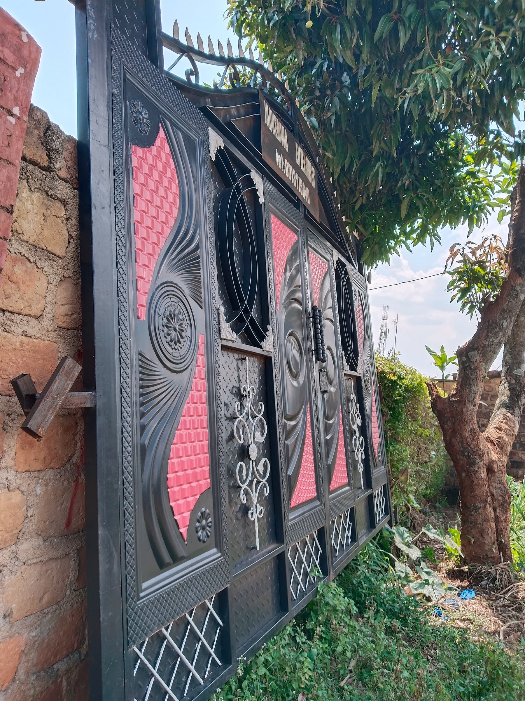Black & Rose Medallion Compound Gate