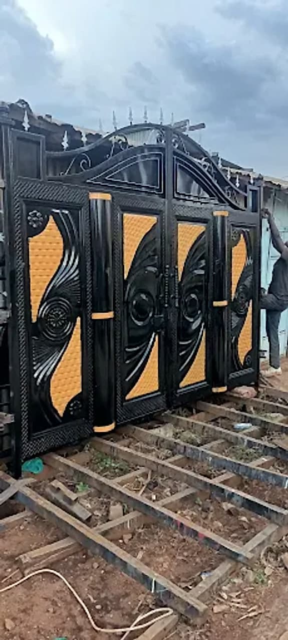 Black & Yellow Wave Compound Gate