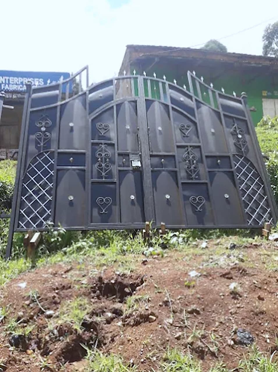 Black Fan-Pattern Compound Gate