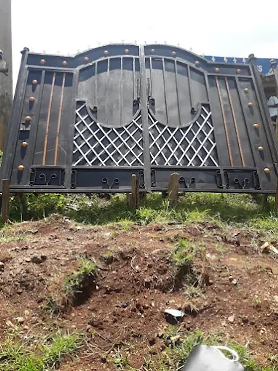 Black Lattice-Panel Compound Gate