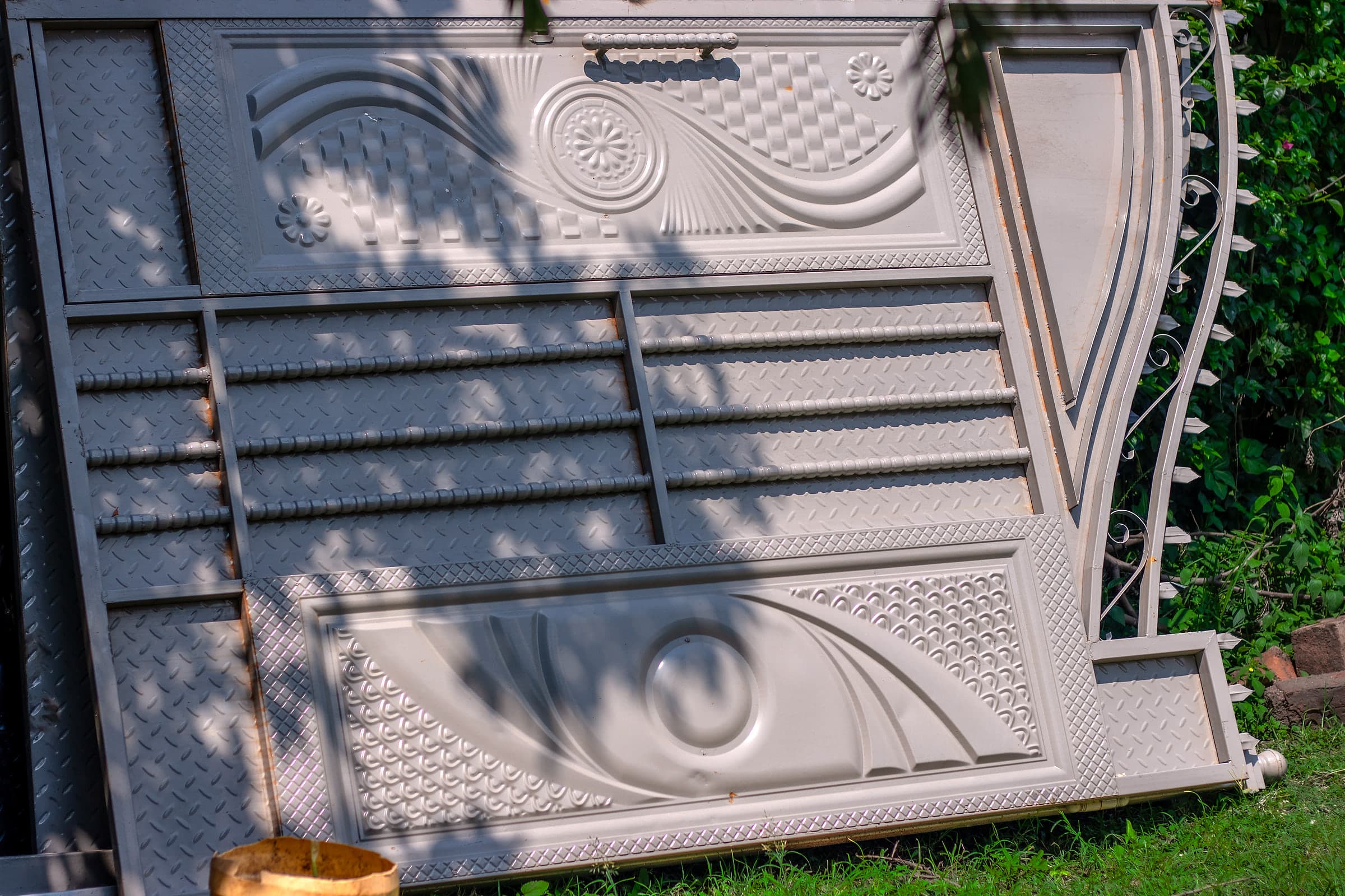 Silver Wave-Pattern Sliding Gate Leaf